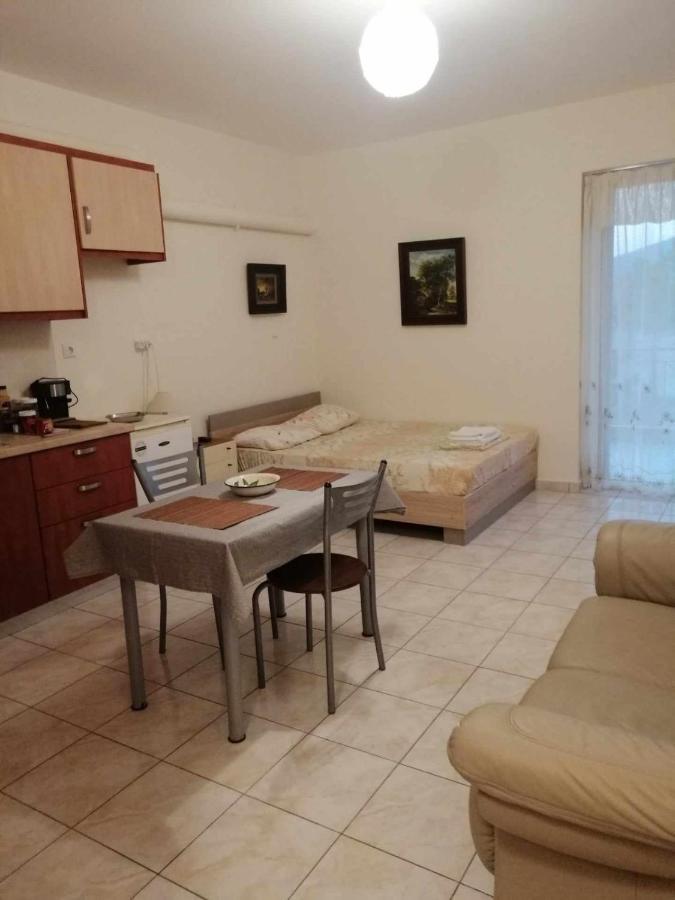 Mesolóngion Gallery Suites "Athina" מראה חיצוני תמונה